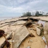 Sóng biển gây sạt lở, ăn sâu vào đất liền thôn Thanh Hải, xã Bắc Trạch. (Ảnh: Nguyên Linh/TTXVN)