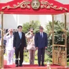 Tổng thống Ai Cập Abdel Fattah El-Sisi và Chủ tịch nước Lương Cường trên bục danh dự nghe quân nhạc cử quốc thiều hai nước. (Ảnh: Lâm Khánh/TTXVN)