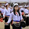 Phụ nữ Mường trong trang phục truyền thống trình diễn trong Lễ hội Khai hạ. (Ảnh: Trọng Đạt/TTXVN)