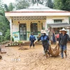 Các cô giáo tại điểm trường Mầm non Phì Nhừ A, xã Xa Dung (tỉnh Điện Biên) khắc phục hậu quả mưa lũ. (Ảnh: Phan Quân/TTXVN)