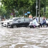 Đường phố Hà Nội ngập sâu, các phương tiện di chuyển khó khăn. (Ảnh: Vũ Quang/TTXVN)