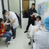 Cán bộ Trạm y tế phường Lương Văn Tri, tỉnh Lạng Sơn tiêm vaccine phòng, chống dịch sởi cho trẻ em. (Ảnh: Anh Tuấn/TTXVN)