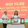 Các đại biểu bỏ phiếu thông qua phương án nhân sự. (Ảnh: Nguyễn Chinh/TTXVN)