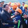 Thủ tướng Phạm Minh Chính động viên, chúc Tết công nhân thi công dự án đường cao tốc Đồng Đăng (Lạng Sơn)-Trà Lĩnh (Cao Bằng). (Ảnh: Dương Giang/TTXVN)