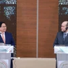 Thủ tướng Phạm Minh Chính và Thủ tướng Algeria Sifi Ghrieb gặp gỡ báo chí hai nước. (Ảnh: Dương Giang/TTXVN)