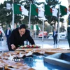 Thủ tướng Phạm Minh Chính đặt vòng hoa tại Đài tưởng niệm Liệt sỹ Algeria. (Ảnh: Dương Giang/TTXVN)