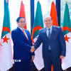 Thủ tướng Algeria Sifi Ghrieb đón Thủ tướng Phạm Minh Chính. (Ảnh: Dương Giang/TTXVN)