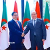 Thủ tướng Algeria Sifi Ghrieb đón Thủ tướng Phạm Minh Chính. (Ảnh: Dương Giang/TTXVN)