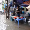 Người dân phố Triều Khúc kê cao bếp và các vật dụng để tiếp tục buôn bán trong cảnh ngập. (Ảnh: Vũ Quang/TTXVN)