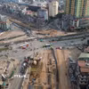 Thi công cầu vượt nút giao Nguyễn Chí Thanh. (Ảnh: Quốc Khánh/TTXVN)