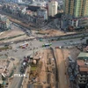 Thi công cầu vượt nút giao Nguyễn Chí Thanh. (Ảnh: Quốc Khánh/TTXVN)