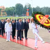 Đoàn đại biểu Ban Chấp hành Trung ương Đảng đến đặt vòng hoa và vào Lăng viếng Chủ tịch Hồ Chí Minh. (Ảnh: An Đăng/TTXVN)