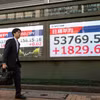 Bảng điện tử hiển thị các con số của chỉ số chứng khoán Nikkei 225 tại Tokyo. (Nguồn: AFP)
