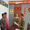 Cơ quan Cảnh sát điều tra, Công an tỉnh Kiên Giang tống đạt Quyết định khởi tố và Lệnh bắt bị can đối với đối tượng Nguyễn Vũ Bằng. (Ảnh: TTXVN phát)