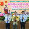 Bí thư Tỉnh ủy Đồng Tháp Lê Quốc Phong và Chủ tịch Hội đồng Nhân dân tỉnh Đồng Tháp Phan Văn Thắng tặng hoa chúc mừng ông Trần Trí Quang (giữa) được bầu giữ chức Chủ tịch Ủy ban Nhân dân tỉnh Đồng Tháp ngày 28/3/2025. (Ảnh: Nhựt An/TTXVN)