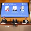 Chân dung 3 nhà khoa học người Mỹ đoạt giải Nobel Vật lý 2025 (trên màn hình, từ trái sang): John Clarke, Michel H. Devoret và John M. Martinis. (Ảnh: THX/TTXVN)