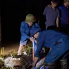 Cán bộ, chiến sỹ Trung đoàn 2, Sư đoàn 3 đóng quân trên địa bàn và nhân dân tổ chức ứng cứu, khắc phục sự cố ngay trong đêm. (Ảnh: TTXVN phát)