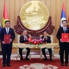Tổng Bí thư Tô Lâm và Tổng Bí thư, Chủ tịch nước Lào Thongloun Sisoulith chứng kiến trao Biên bản ghi nhớ giữa Bộ Công Thương Việt Nam và Bộ Công Thương Lào về phát triển chuỗi liên kết công nghiệp giữa Việt Nam và Lào. (Ảnh: Thống Nhất/TTXVN)