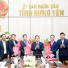 Phó Bí thư Tỉnh ủy, Chủ tịch Ủy ban Nhân dân tỉnh Phạm Quang Ngọc trao các quyết định và tặng hoa chúc mừng các đồng chí được điều động, bổ nhiệm chức vụ mới. (Ảnh: Nguyễn Công Hải/TTXVN)