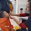Cho trẻ uống Vitamin A tại Trạm Y tế phường Đông Ngạc (Hà Nội). (Ảnh: Nguyễn Cúc/TTXVN)