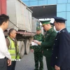 Hải quan Cửa khẩu Móng Cái làm thủ tục thông quan lô hàng nhập khẩu đầu năm 2026. (Ảnh: TTXVN phát)