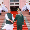 Phó Thủ tướng, Bộ trưởng Quốc phòng Phan Văn Giang đón Bộ trưởng Quốc phòng Ấn Độ Rajnath Singh. (Ảnh: Trọng Đức/TTXVN)