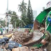 Xe thu gom rác và công nhân vệ sinh môi trường từ thành phố Hồ Chí Minh đến Khánh Hòa hỗ trợ thu gom rác trên bãi biển Nha Trang. (Ảnh: Phan Sáu/TTXVN)