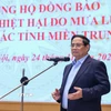 Thủ tướng Phạm Minh Chính chia sẻ, động viên với đồng bào bị thiệt hại do mưa lũ. (Ảnh: Dương Giang/TTXVN)