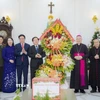 Phó Thủ tướng Chính phủ Hồ Quốc Dũng cùng đoàn công tác đến thăm, chúc mừng Tổng Giám mục Đặng Đức Ngân cùng các linh mục, chức sắc, tu sỹ Giáo phận Huế nhân dịp Lễ Giáng sinh năm 2025. (Ảnh: Văn Dũng/TTXVN)