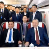 Lãnh đạo doanh nghiệp ngành đường sắt Trung Quốc tháp tùng Tổng Bí thư, Chủ tịch nước Tô Lâm trên tàu cao tốc đi thăm thành phố Nam Ninh. (Ảnh: Thống Nhất/TTXVN)
