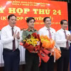 Lãnh đạo tỉnh Đồng Nai tặng hoa chúc mừng Phó Chủ tịch Ủy ban Nhân dân tỉnh và thành viên Ủy ban Nhân dân tỉnh Đồng Nai. (Ảnh: Công Phong/TTXVN)