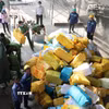 Lực lượng chức năng tiêu hủy thuốc lá lậu. (Ảnh: TTXVN phát)