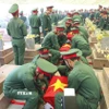An táng các hài cốt liệt sỹ quân tình nguyện Việt Nam tại Nghĩa trang liệt sỹ Tông Khao. (Ảnh: Xuân Tư/TTXVN)