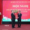 Ông Trần Cẩm Tú, Ủy viên Bộ Chính trị, Thường trực Ban Bí thư trao Quyết định của Bộ Chính trị cho đồng chí Dương Trung Ý. (Ảnh: Phương Hoa/TTXVN)