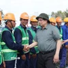 Thủ tướng Phạm Minh Chính thăm, động viên công nhân, kỹ sư thi công dự án đường bộ cao tốc Cần Thơ-Cà Mau đoạn qua thành phố Cà Mau. (Ảnh: Dương Giang/TTXVN)