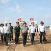 Thủ tướng Phạm Minh Chính kiểm tra tiến độ thi công dự án thành phần đoạn Hậu Giang-Cà Mau. (Ảnh: Dương Giang/TTXVN)