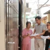 Đại diện các tổ dân phố đến từng nhà để lấy ý kiến nhân dân. (Ảnh: Minh Quyết/TTXVN)