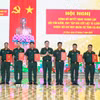 Đại tá Võ Thành Lê, Chính ủy Bộ Chỉ huy Quân sự tỉnh Cà Mau trao quyết định bổ nhiệm, Đội trưởng, Chính trị viên các chức danh. (Ảnh: Phú Quang/TTXVN)