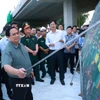 Thủ tướng Phạm Minh Chính kiểm tra tiến độ thi công dự án cao tốc Châu Đốc-Cần Thơ-Sóc Trăng đoạn qua xã Long Hưng, thành phố Cần Thơ. (Ảnh: Dương Giang/TTXVN)