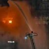 Lính cứu hỏa nỗ lực dập lửa tại hiện trường cháy tòa chung cư ở quận Tai Po, Hong Kong (Trung Quốc) ngày 26/11. (Ảnh: THX/TTXVN)