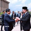 Thủ tướng Malaysia Anwar Ibrahim đón Thủ tướng Phạm Minh Chính thăm chính thức Malaysia. (Ảnh: Dương Giang/TTXVN)