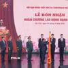 Đồng chí Nguyễn Phi Long, Ủy viên Trung ương Đảng, Phó Bí thư Thường trực Đảng ủy Mặt trận Tổ quốc, các đoàn thể Trung ương trao Huân chương Lao động hạng Nhì của Chủ tịch nước tặng Hội Nạn nhân chất độc da cam/dioxin Việt Nam. (Ảnh: Hoàng Hiếu/TTXVN)