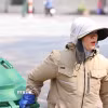 Người lao động làm việc trong thời tiết nắng nóng. (Nguồn: TTXVN)