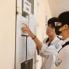 Thí sinh kiểm tra tên, số báo danh. (Ảnh: Minh Quyết/TTXVN)