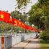 Cờ hoa rực rỡ chào mừng 50 năm Ngày Giải phóng miền Nam, thống nhất đất nước treo dọc tuyến đường Hoàng Sa, kênh Nhiêu Lộc Thị Nghè (đoạn qua quận 1). (Ảnh: Thanh Vũ/TTXVN)