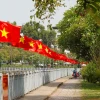 Cờ hoa rực rỡ chào mừng 50 năm Ngày Giải phóng miền Nam, thống nhất đất nước treo dọc tuyến đường Hoàng Sa, kênh Nhiêu Lộc Thị Nghè (đoạn qua quận 1). (Ảnh: Thanh Vũ/TTXVN)