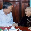 Tổng Bí thư, Chủ tịch nước Tô Lâm thăm hỏi và tặng quà cho Mẹ Việt Nam Anh hùng Huỳnh Thị Lơ. (Ảnh: Thống Nhất /TTXVN)