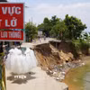 Biển cảnh báo khu vực sạt lở đặt tại điểm sạt lở bờ sông Tiền (thuộc ấp Long Thạnh, xã Long Phú Thuận). (Ảnh: Nhựt An/TTXVN)