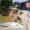 Sạt lở bờ sông Tiền (thuộc ấp Long Thạnh, xã Long Phú Thuận, tỉnh Đồng Tháp), cắt đứt đường giao thông. (Ảnh: Nhựt An/TTXVN)