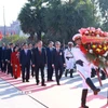 Tổng Bí thư Tô Lâm; Thủ tướng Phạm Minh Chính; Chủ tịch Quốc hội Trần Thanh Mẫn đến đặt vòng hoa tưởng niệm tại Đài tưởng niệm các chiến sỹ vô danh. (Ảnh: Dương Giang/TTXVN)